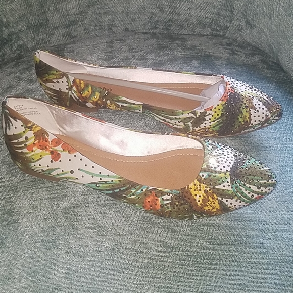 🎉Sale $25 Zigi Soho Floral Flats W/Crystals - Picture 2 of 8